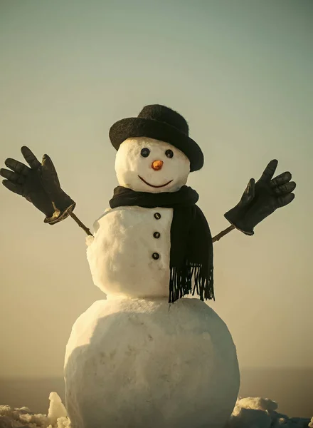 Neşeli kardan adam. Kardan adam beyefendi kış siyah şapka, eşarp ve eldiven. — Stok fotoğraf