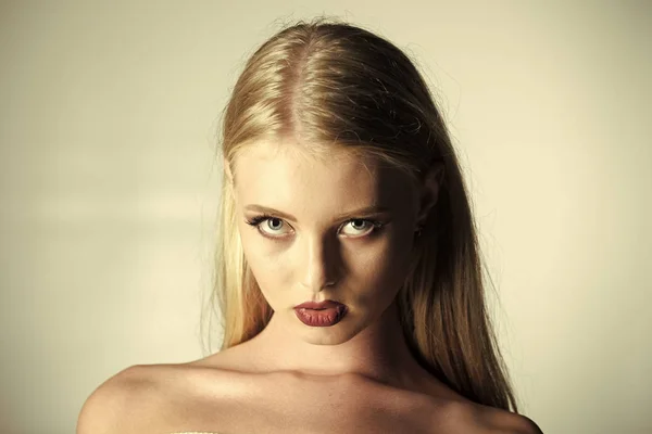 Fashion model looks at the camera. Woman with sexy makeup lips, beauty — Stock Photo, Image