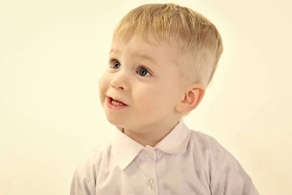 Bambino divertente. Adorabile bambino che indossa isolato su un bianco — Foto Stock