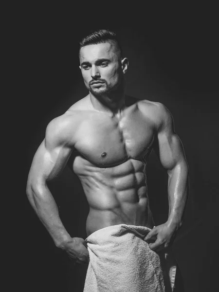 Bel corpo maschile. Uomo con corpo muscoloso bagnato e busto . — Foto Stock