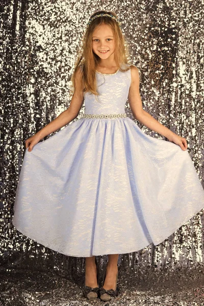 Menina em vestido elegante, baile de finalistas. Menina engraçada expressando-se, sorrindo e aproveitando o tempo . — Fotografia de Stock