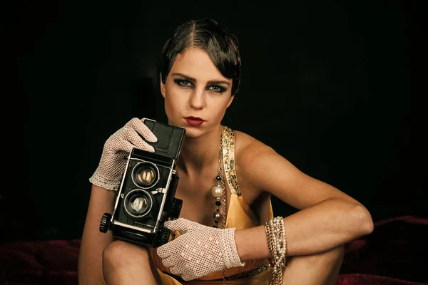 Pin-up mode ganska modell fotografen. Flicka med vintage fotokamera. — Stockfoto