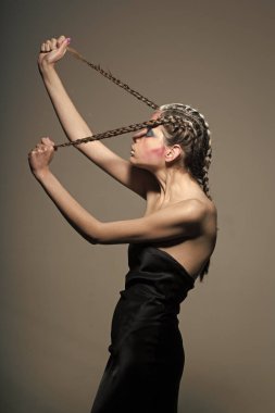 güzel kadın profili. Makyaj ve saç modeli, Kuaför olan kadın. Kozmetik son saatlerinde yanında bulunanlar ve cilt bakımı, berber. Güzellik ve moda kız. Moda şık kız, sanat görünümünü. Glamour kadınla