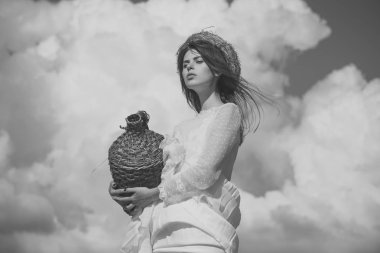 Yaz tatili, tatil ve kutlama. Winery Tur kavramı. Bulutlu gökyüzü hasır şarap şişesinde kızla