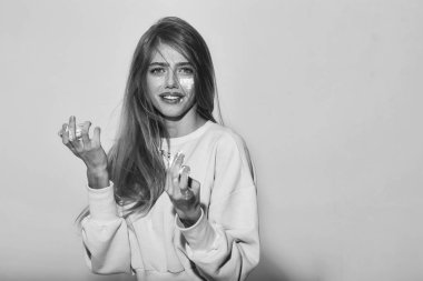 Kozmetik, güzellik ve spa, kopya alanı. güzel kız yüz kremi veya maskeyi yüzüne koydu karıştı