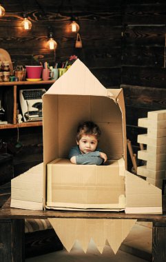 alan çocuk hayalleri. Çocuk karton el roket yapımı otur. Çocuk evde roket, roket karton kutudan yapılan küçük kozmonot oturmak ile oyun. Çocuk Çocuk oyun kozmonot, astronot