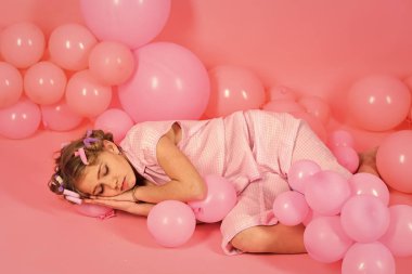 Kız onu pijamayla uyuyor. Bir güzel küçük kız uyku balonlar portresi
