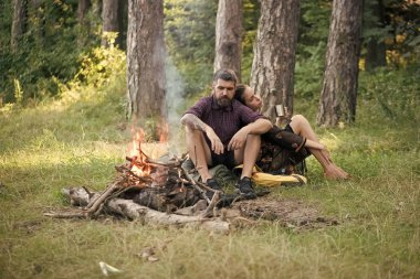 Romantik dinlenme ateş. Kız tutun kupa ile hipster yangın