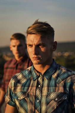 İkiz kardeşler. Ortaklık, gelecek, destek ve güven.