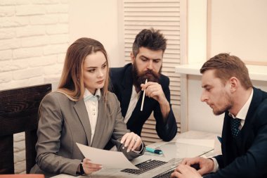 İş görüşmeleri kavramı. İş ortakları, işadamları toplantısında, office arka plan. Kadın avukat işlem şartları açıklanmaktadır. İş anlaşmaları, tartışmak koşulları anlaşma, sözleşme