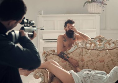 Hile ve kıskançlık kavramı. Koca aşık bulundu, karısı ve sakallı sevgilisine tehdit öldürdü. Çıplak, hayal kırıklığına zoruyla, iç arka plan sakallı adam. Adam bir katil zoruyla.