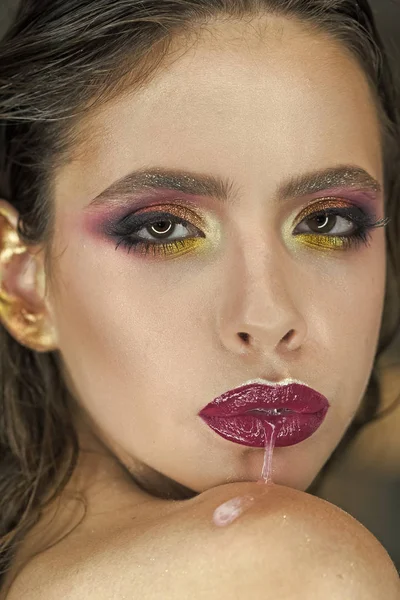 Kız moda parlak makyaj, güzellik ile. Cilt Bakımı, kozmetik ve sima. Kadın mor dudaklar, makyaj ağzından tükürük çalıştırın. Kadın taze cilt yüz, Cilt Bakımı ile. Güzellik model glamour bakışla