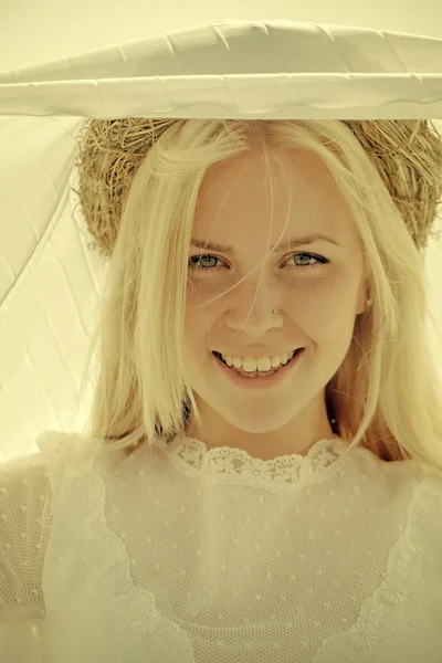 Düğün rustik tarzda. Beyaz kumaş arka plan üzerinde poz kadın