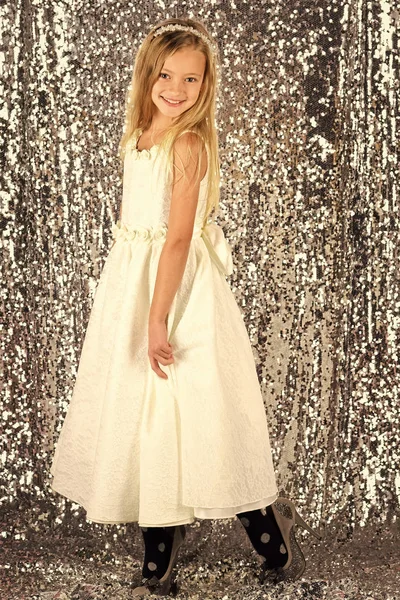 Κοριτσάκι σε μοντέρνο φόρεμα, prom. Κοίτα, κομμωτήριο, μακιγιάζ. βλέμμα, μόδα και ομορφιά. — Φωτογραφία Αρχείου