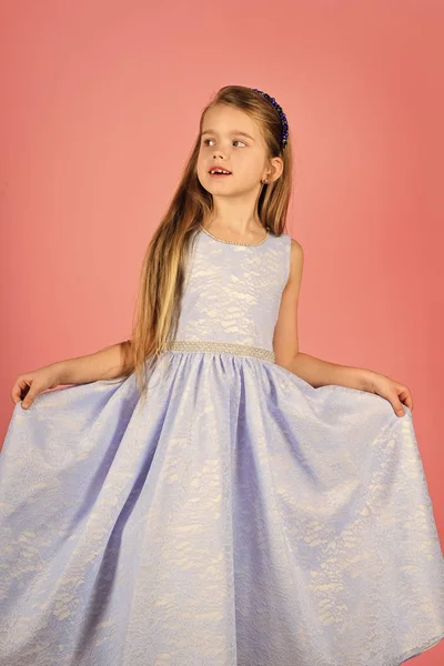 Całkiem mała dziewczynka w sukni, urody koncepcja. uśmiechający się ładny mała dziewczynka. — Zdjęcie stockowe