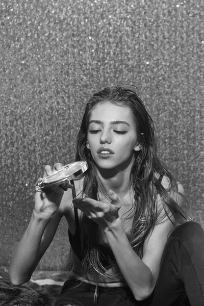 Κορίτσι κάνει τον εαυτό της ένα make-up. Πολύ σέξι κορίτσι βάζοντας ακτινοβολώντας μους με μακριά ξανθά μαλλιά — Φωτογραφία Αρχείου