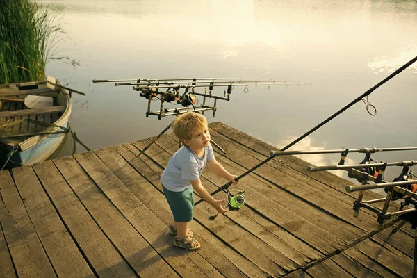 Equipo de pesca. Fisher niño con caña de pescar en muelle de madera —  Fotos de Stock