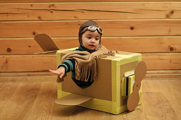 Choice of profession. Small child In Pilot Costume Dreaming Of Piloting The Plane — Stock Photo, Image