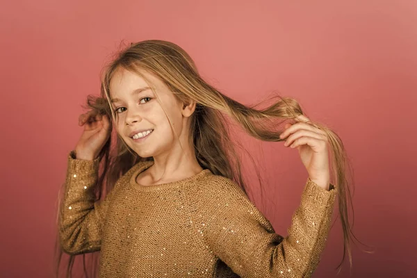 Pielęgnacja włosów. Mała dziewczynka i piękne długie włosy, fryzjer. — Zdjęcie stockowe