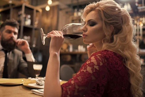 bir restoranda romantik bir akşam yemeği. Sevgililer günü kadın ve adam. Erkek ve kadın iş görüşmesi. Sevmediğim çatışma ve boşanma restoranda yanlış anlama ile bir kaç. Kötü tarihi