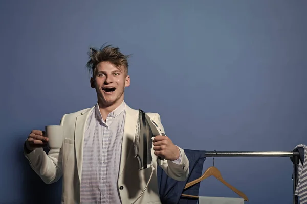 Pulizie e casa. Ragazzo sorridente nell'armadio con tazza del mattino . — Foto Stock