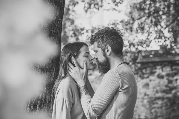 Love relationship. autumn happy couple in love with yellow tree leaves — Stock Photo, Image