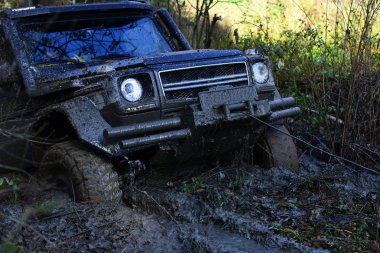 SUV çamur birikintisi çıkardı