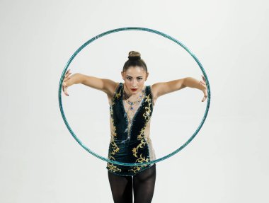 Jimnastik halka olan kadın. Egzersiz faaliyetleri esnek kız spor salonunda spor. Kadın akrobasi spor giyim hula hoop ile tren. Spor başarı ve sağlık. Fitness ve kız jimnastikçi Diyet