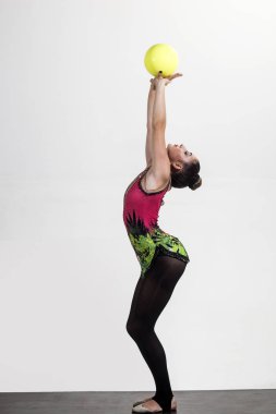 Kız akrobasi spor top ile tren. kız beyaz izole spor top ile eğitim.