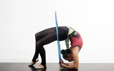 Beyaz arka plan üzerinde izole jimnastik halka ile genç kız.