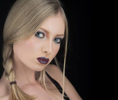 Manken makyaj ve şık bir saç modeli. moda ve güzellik kavramı, kopya alanı.