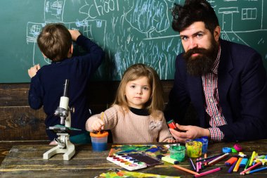 Öğretmen seviyeye ilerleyen önce belirli beceri öğrenmek çocuk gerektirir. Üniversitesi arkadaş sınıfta bir kitap okuma eğitimi. Ödev yardım şimdi schoolkids arasında yaygın olarak gereklidir