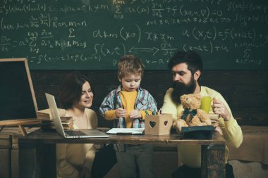 Anne oğlu, arka plan kara tahta öğretir. Çocuk Anne ve babamla dikkat dinliyor. Aile eğitimi oğulları hakkında umurunda değil. Evde eğitim kavramı. Ebeveynler öğretim çocuk, konuşma