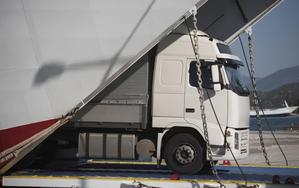 Zee scheepvaart concept. Vrachtwagen uitstappen van de veerboot in de haven aan zee. Vrachtwagen auto vervoer lading. Snelheid en levering. Op reis of reis en wanderlust — Stockfoto