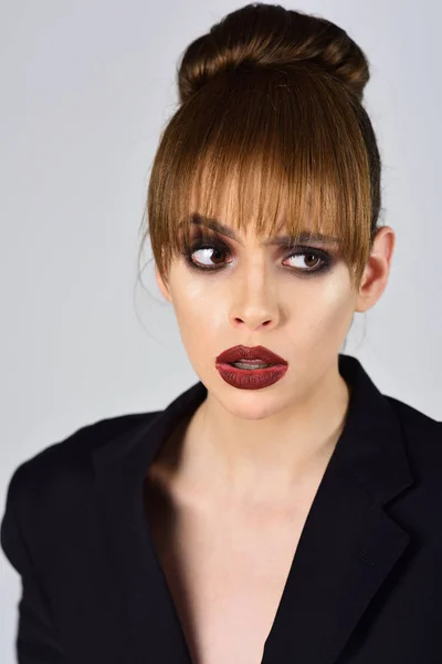 Makeup for vintage model with soft skin. makeup on face of surprised woman in black — Stock Photo, Image