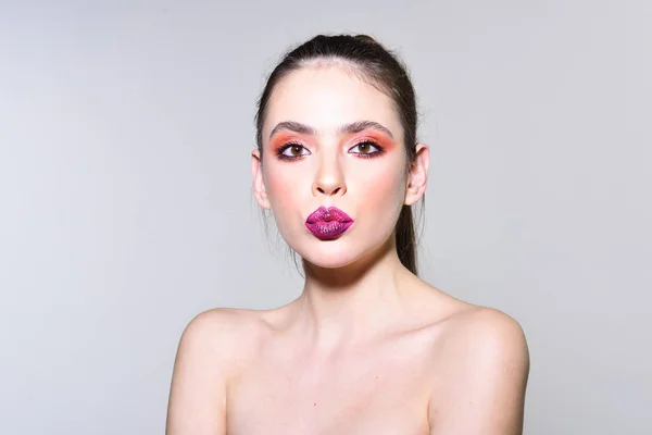 Trendiga kvinnan med snygga hår och fashionabla makeup. Smink kosmetika för modell med mjuk hud. Fashion look-konceptet. Skönhet och frisör. Tjej med vackra ansikte på grå bakgrund. — Stockfoto