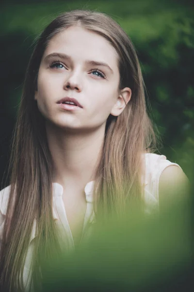 Estate o primavera moda e bellezza donna con bel viso e capelli lunghi — Foto Stock