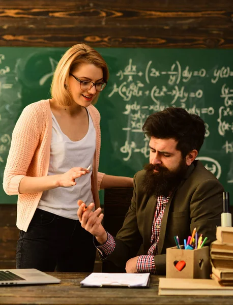 Student conferentie in loft interieur naaiatelier ruimte met behulp van digitale apparaten en wifi, getalenteerde coach tijdens workshop binnenshuis - productieve opleiding in stijlvolle college interieur — Stockfoto