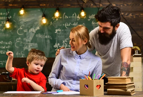 Tutor, siedzący obok biurka w prywatne lekcje w domu niektórych uczniów uczy się najlepiej przez słuchanie, nauczyciel tworzy poczucie Wspólnoty i przynależności w klasie — Zdjęcie stockowe