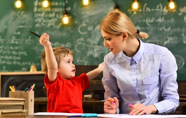 Tutor en casa ayudar a los niños con los estudios utilizando la computadora portátil moderna, Amistoso profesor y estudiante adulto sonriente en el aula, Gran maestro transmite sentido del liderazgo a los estudiantes, Hipster está resolviendo el examen de matemáticas —  Fotos de Stock