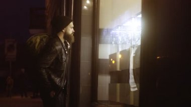 adam mücevher penceresinde arama yapar ve sevgili için bir hediye seçer