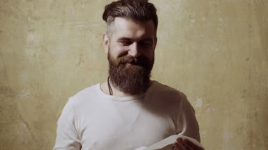 adam tuvalete gidiyor. Adam tuvalet kağıdı unwrapping