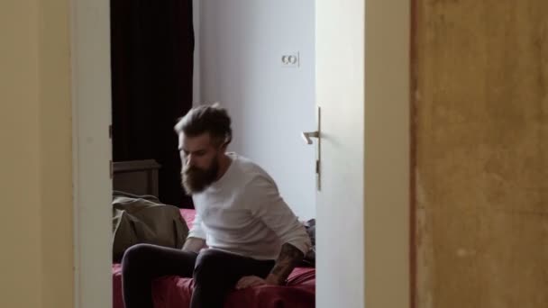 Nohy z podnikání muže ležícího na posteli v hotelovém pokoji po vrácení — Stock video