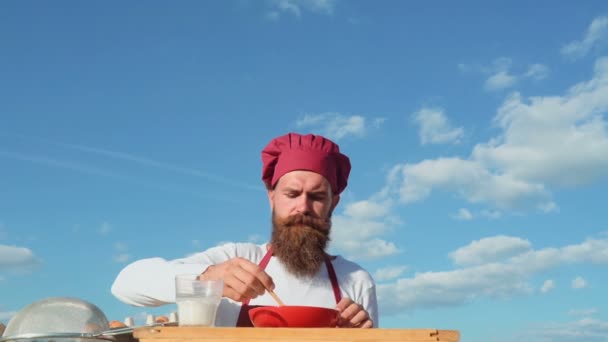 様々 な健康でおいしい焼きたてのパンとお菓子とパン。笑顔の男性ベイカー注ぐ小麦粉。陽気な若いベイカー。パン手表から小麦粉で練り生地. — ストック動画