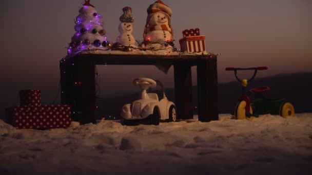 Mutlu kardan adam mutlu Noeller. Mutlu yeni yıl kardan adam ile. Snowmans mutlu çift. Snowmans kutlama — Stok video