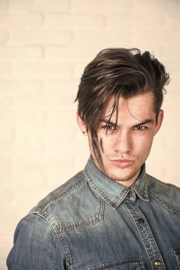 Erkek güzellik ve kavram adam kirli yüzü ile damat