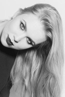 Son saatlerinde yanında bulunanlar ve kozmetik. Güzellik Salonu. Kadın sarı uzun saçları ve kırmızı dudaklar ile poz