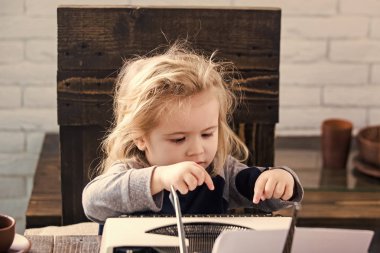 yeni teknoloji. iş çocuk veya daktilo ile küçük çocuk ya da işadamı çocuk