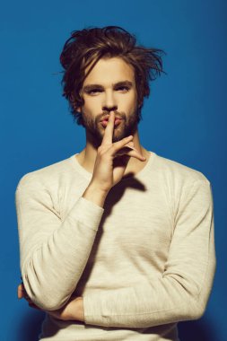 Kızgın adam. Beyaz iç çamaşırı sabah adam jesti sus