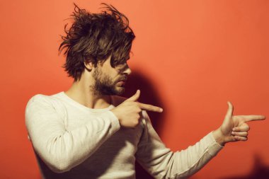 Kızgın adam. ürün tanıtımı, sakal ve şık saç yakışıklı adam